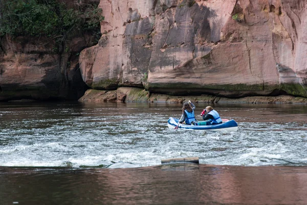 Tourists enjoying water sports, kayaking — Stock Photo, Image