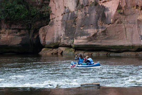 Tourists enjoying water sports, kayaking — Stock Photo, Image