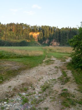 kumtaşı kayalıklarla Gaujas Milli Parkı, Letonya