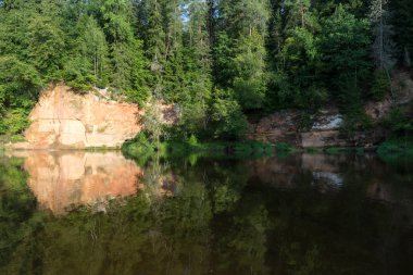 kumtaşı kayalıklarla Gaujas Milli Parkı, Letonya