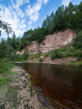 kumtaşı kayalıklarla Gaujas Milli Parkı, Letonya