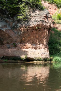 kumtaşı kayalıklarla Gaujas Milli Parkı, Letonya