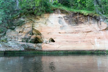 kumtaşı kayalıklarla Gaujas Milli Parkı, Letonya