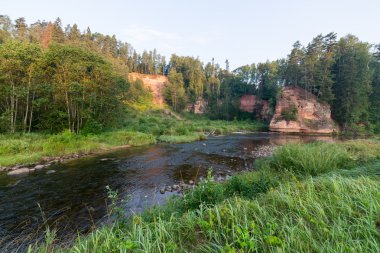 kumtaşı kayalıklarla Gaujas Milli Parkı, Letonya