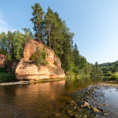 kumtaşı kayalıklarla Gaujas Milli Parkı, Letonya