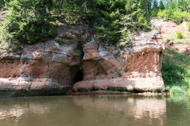 kumtaşı kayalıklarla Gaujas Milli Parkı, Letonya
