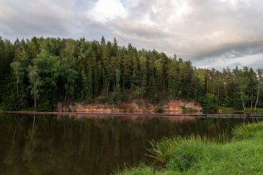 kumtaşı kayalıklarla Gaujas Milli Parkı, Letonya