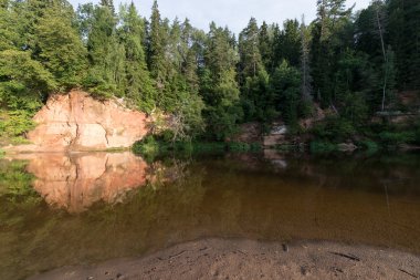 kumtaşı kayalıklarla Gaujas Milli Parkı, Letonya