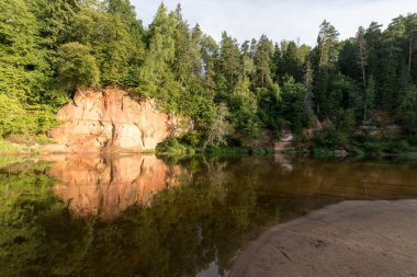 kumtaşı kayalıklarla Gaujas Milli Parkı, Letonya