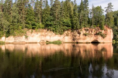 kumtaşı kayalıklarla Gaujas Milli Parkı, Letonya