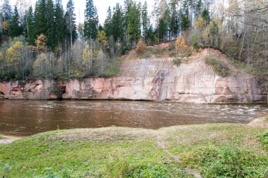 kumtaşı kayalıklarla Gaujas Milli Parkı, Letonya