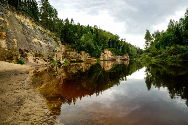 Falésias de arenito no Parque Nacional de Gaujas, Letónia — Fotografia de Stock