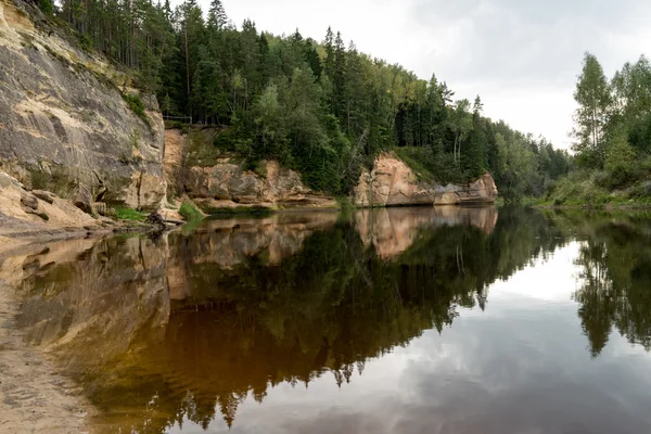 Falaises de grès dans le parc national de Gaujas, Lettonie — Photo