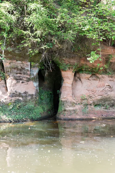 Scogliere di arenaria nel Parco Nazionale di Gaujas, Lettonia — Foto Stock