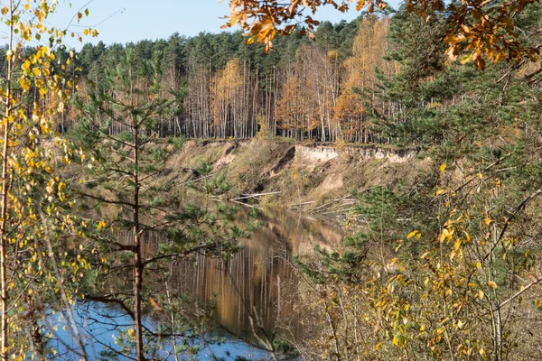 Musim gugur yang indah berwarna sungai di negeri ini — Stok Foto