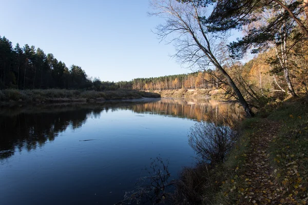 Pittoresque rivière colorée d'automne dans le pays — Photo