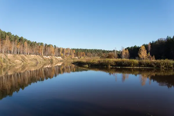 Schilderachtige herfst gekleurde rivier in land — Stockfoto