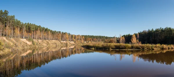 Pittoresque rivière colorée d'automne dans le pays — Photo