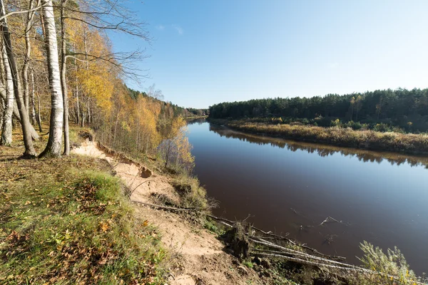 Scenico autunno colorato fiume nel paese — Foto Stock