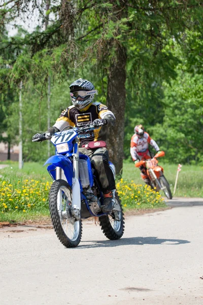 Jazda w dół wzgórza, Madona, Łotwa, 26 maja, 2 motocykl Enduro — Zdjęcie stockowe