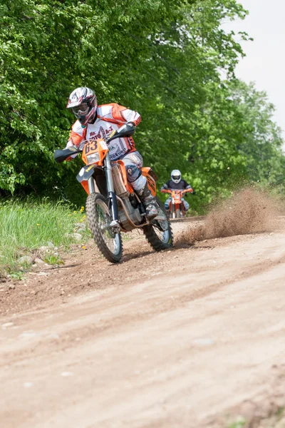 Enduro moto in discesa, Madona, Lettonia, 26, 2 maggio — Foto Stock