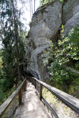 Antik kumtaşı kayalıklarla Gaujas Milli Parkı, Letonya