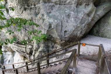 Antik kumtaşı kayalıklarla Gaujas Milli Parkı, Letonya