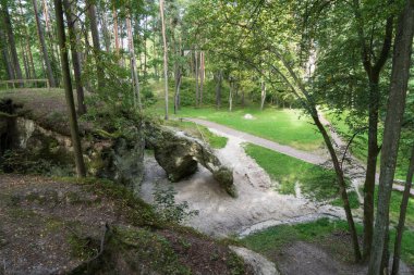 Antik kumtaşı kayalıklarla Gaujas Milli Parkı, Letonya