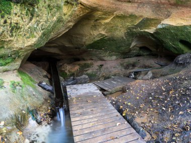 Antik kumtaşı kayalıklarla Gaujas Milli Parkı, Letonya