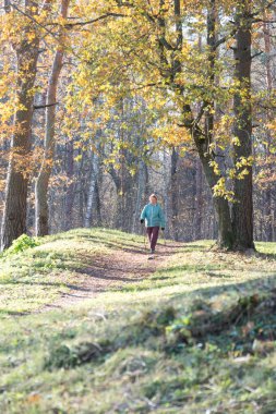 yolda yürüyen bir turist
