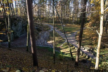 Antik kumtaşı kayalıklarla Gaujas Milli Parkı, Letonya