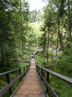 güneşli turist parça ile boardwalks
