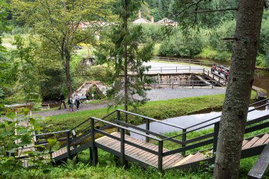 güneşli turist parça ile boardwalks