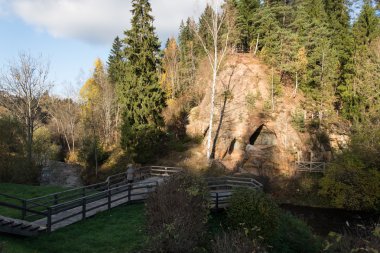 Antik kumtaşı kayalıklarla Gaujas Milli Parkı, Letonya