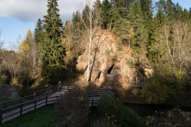 Antik kumtaşı kayalıklarla Gaujas Milli Parkı, Letonya