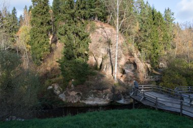 Antik kumtaşı kayalıklarla Gaujas Milli Parkı, Letonya