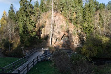 Antik kumtaşı kayalıklarla Gaujas Milli Parkı, Letonya