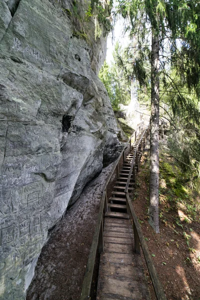 Ancient sandstone cliffs in the Gaujas National Park, Latvia — Stock Photo, Image