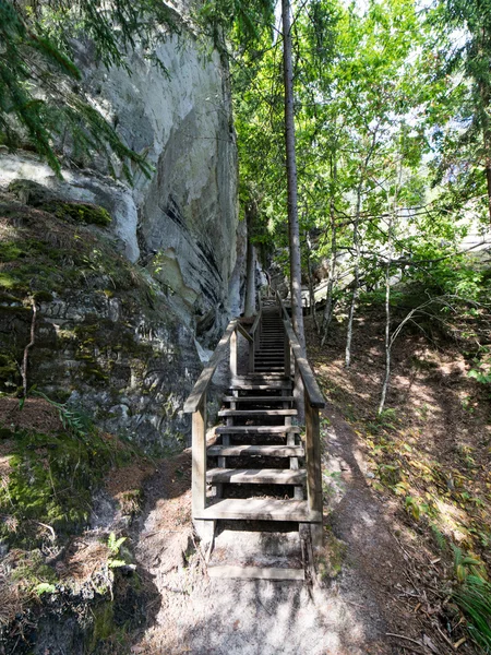 Falaises de grès antiques dans le parc national de Gaujas, Lettonie — Photo