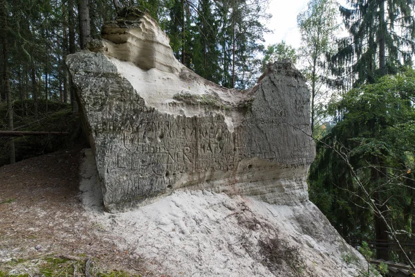 Antigas falésias de arenito no Parque Nacional de Gaujas, Letónia — Fotografia de Stock
