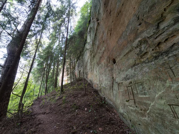 Falaises de grès antiques dans le parc national de Gaujas, Lettonie — Photo