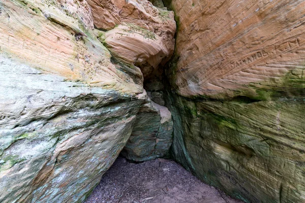 Antiguos acantilados de arenisca en el Parque Nacional Gaujas, Letonia — Foto de Stock