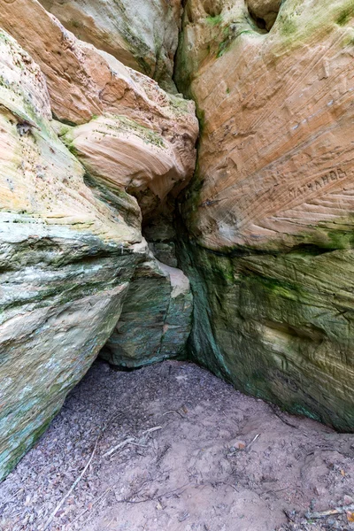 Skały piaskowcowe starożytnych w Gaujas Parku Narodowego, Łotwa — Zdjęcie stockowe
