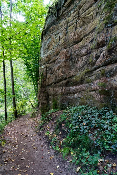 Falaises de grès antiques dans le parc national de Gaujas, Lettonie — Photo