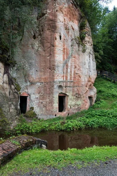 Falaises de grès antiques dans le parc national de Gaujas, Lettonie — Photo