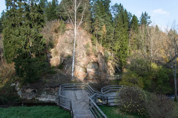 Antieke zandstenen rotsen in het Gaujas National Park, Letland — Stockfoto