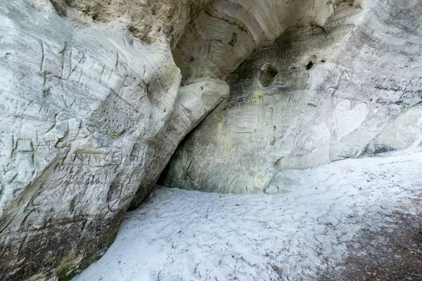 Древние скалы из песчаника в Национальном парке Гауяс, Латвия — стоковое фото
