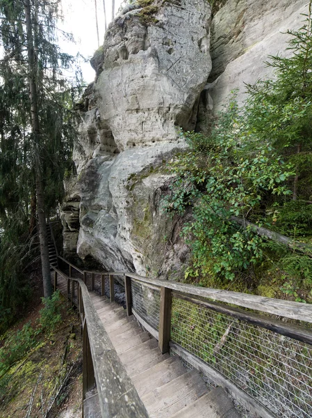 Antiguos acantilados de arenisca en el Parque Nacional Gaujas, Letonia — Foto de Stock