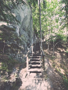 Gaujas Milli Parkı, Letonya - antik kumtaşı kayalıklarla v