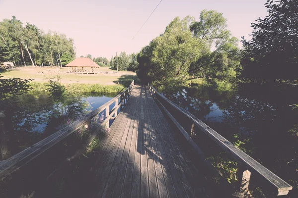 Pista turística soleado con pasarelas - vintage retro —  Fotos de Stock